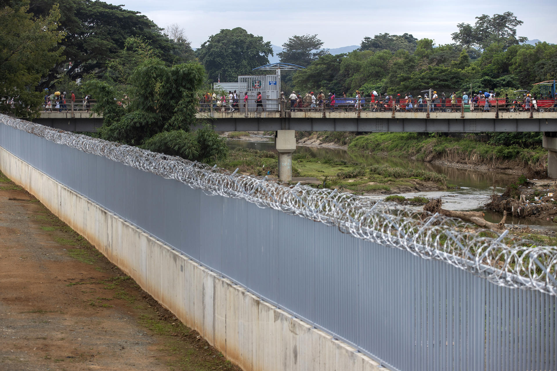 - Fotografía de archivo donde se observa un muro fronterizo entre República Dominicana y Haití, en la ciudad de Dajabón (República Dominicana). EFE/ Orlando Barría ARCHIVO
