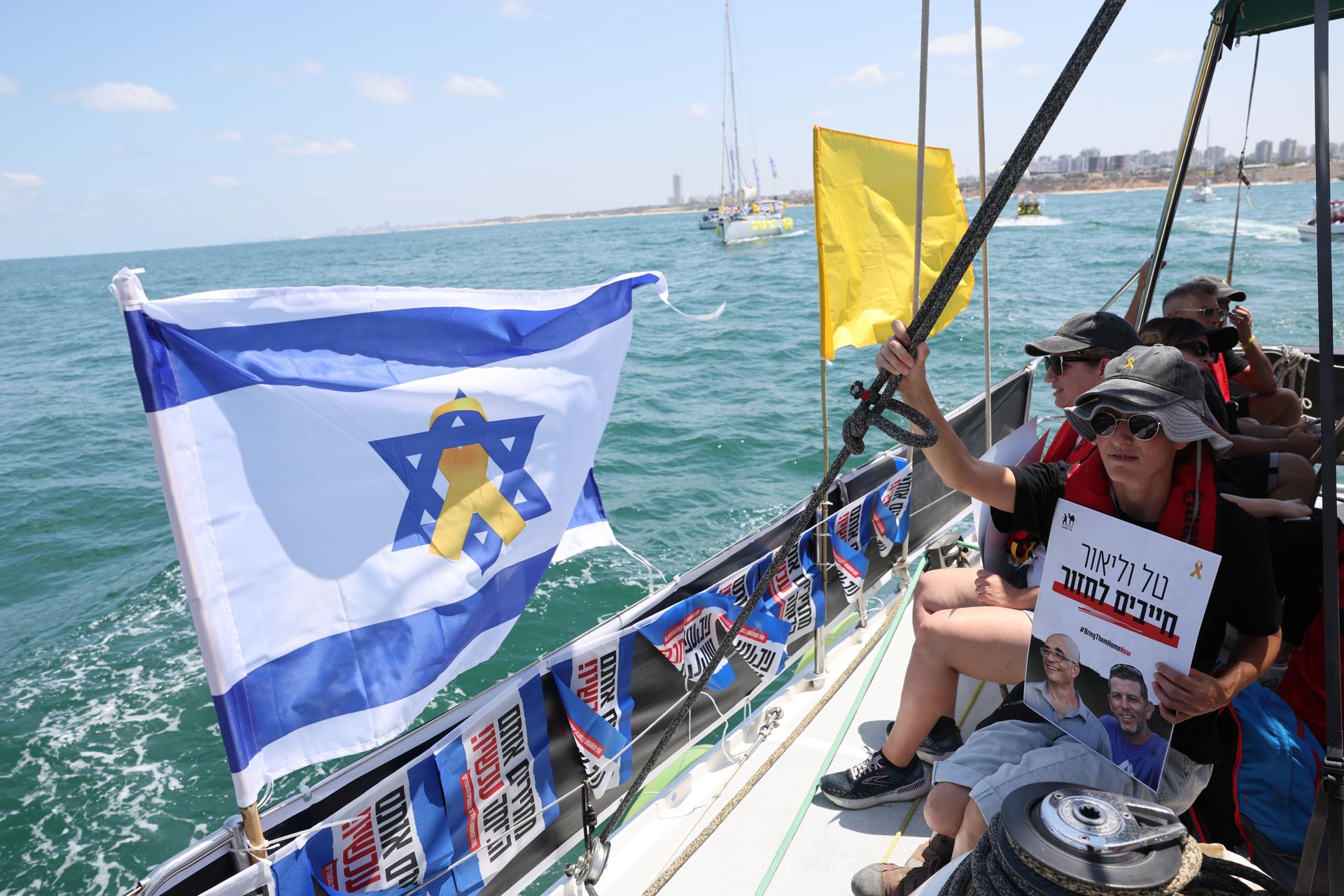 Familiares de los rehenes israelíes que continúan secuestrados en la Franja de Gaza lanzaron este jueves al mar cerca de las costas del enclave palestino flotadores amarillos para pedir su liberación, y exigieron al Gobierno firmar un acuerdo con Hamás. EFE/EPA/ABIR SULTAN