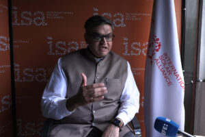 Fotografía de archivo del director general de la Alianza Solar Internacional (ISA), Ashish Khanna, durante una entrevista con EFE, en Nueva Delhi (India). EFE/Juan Verano