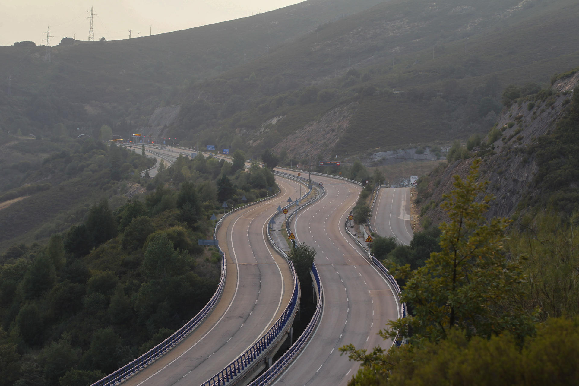 Un total de 15 carreteras de las provincias de Ourense, Zamora, León, Cáceres, Madrid y Asturias están cortadas al tráfico por los incendios forestales, según datos actualizados de la Dirección General de Tráfico (DGT) si bien se ha reabierto la A-52 en dos tramos de Zamora y Ourense, cerrados la madrugada de este martes por los fuegos. EFE/Mariam A. Montesinos
