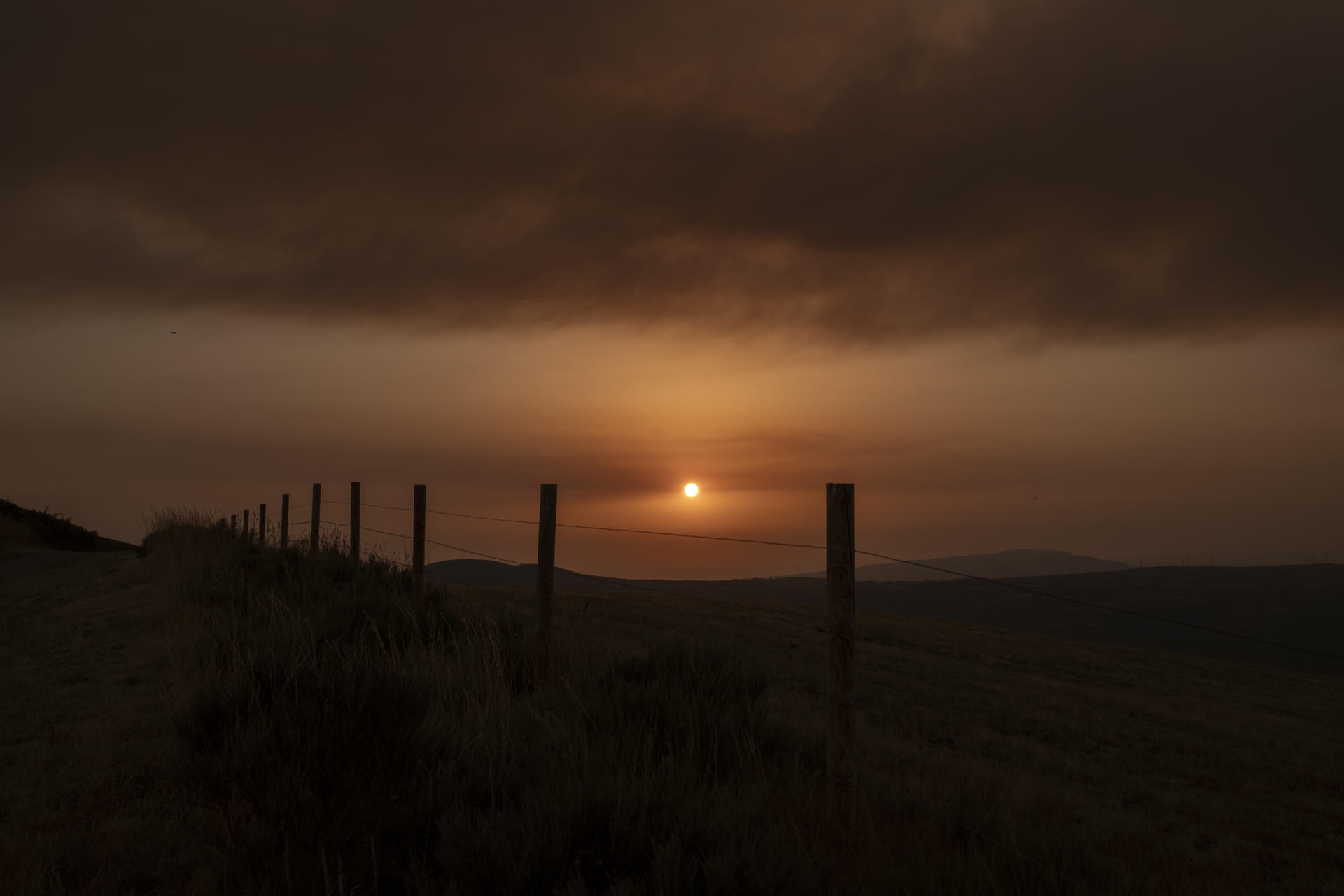 - El sol, al atardecer, rodeado del humo del incendio forestal en Chandrexa de Queixa (Ourense), que ya ha calcinado unas cien hectáreas. EFE/ Brais Lorenzo