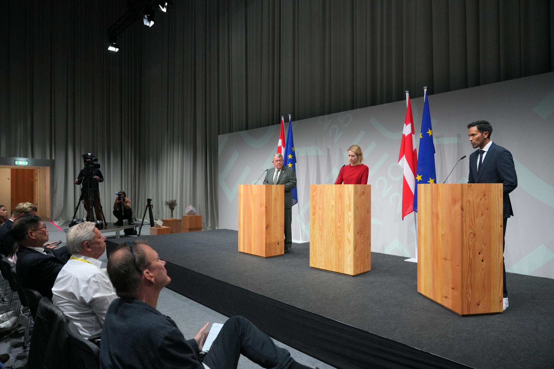 COPENHAGEN (Denmark), 30/08/2025.- Danish Foreign Minister Lars Lokke Rasmussen (L) and EU High Representative for Foreign Affairs and Security Policy, Kaja Kallas (C), hold a press conference after an informal EU foreign ministers' meeting in Copenhagen, Denmark, 30 August 2025. The meeting is organized as part of the Danish EU presidency. (Dinamarca, Copenhague) EFE/EPA/EMIL NICOLAI HELMS DENMARK OUT