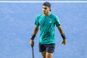 El argentino Francisco Cerúndolo abandonó este sábado por lesión el partido de octavos de final del torneo ATP 1000 de Toronto que perdía por 6-2 y 1-0 ante el alemán Alexander Zverev. EFE/ Julio César Rivas