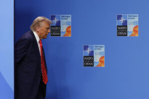Foto archivo.El presidente de Estados Unidos, Donald Trump, a su llegada a la cumbre de la OTAN que se celebra este miércoles en La Haya, Países Bajos. EFE/ J.J. Guillén
