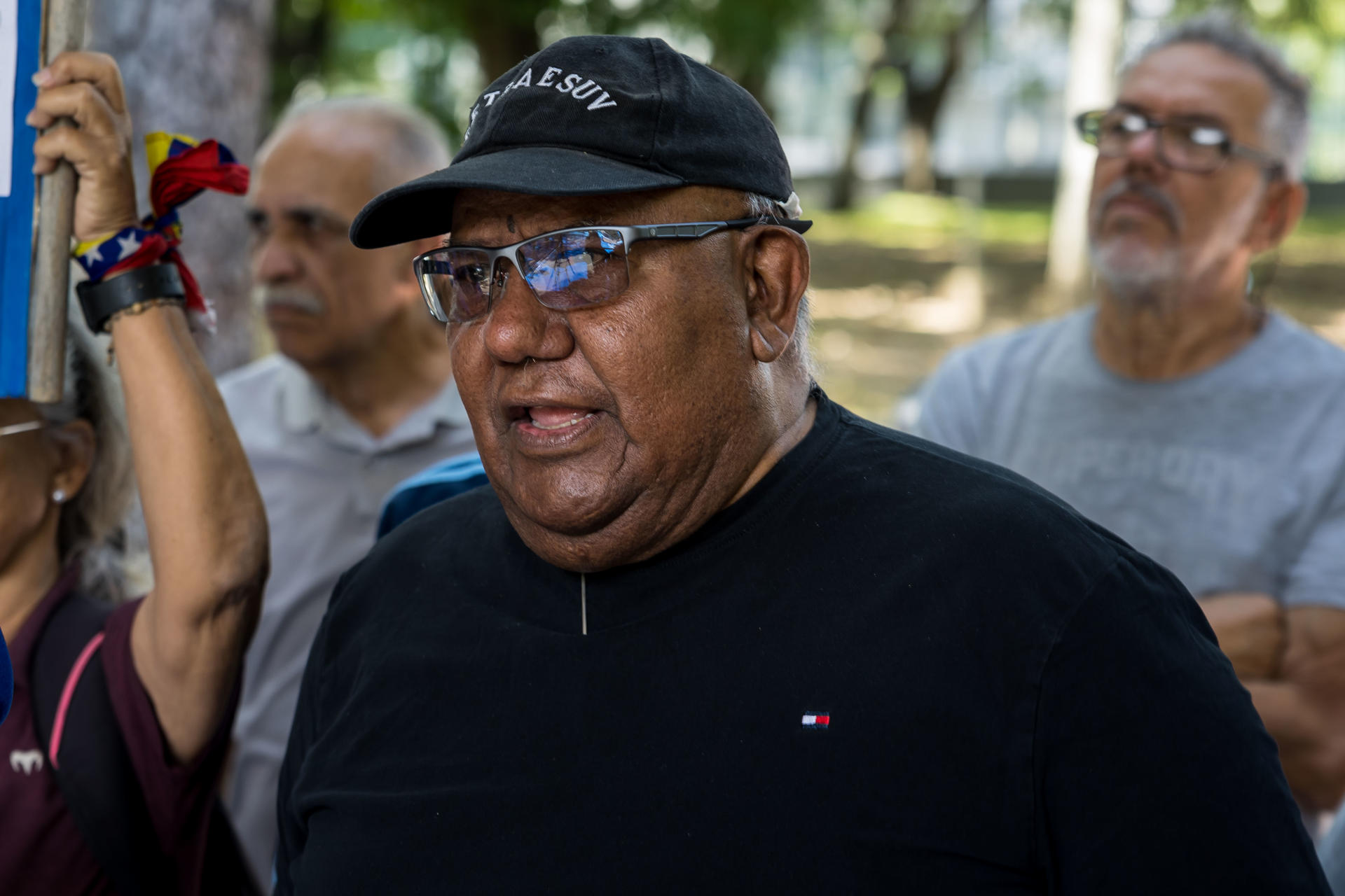 El presidente del sindicato de trabajadores de la Universidad central de Venezuela, Eduardo Sanchez, habla durante una rueda de prensa este jueves, en Caracas (Venezuela). EFE/ Miguel Gutiérrez
