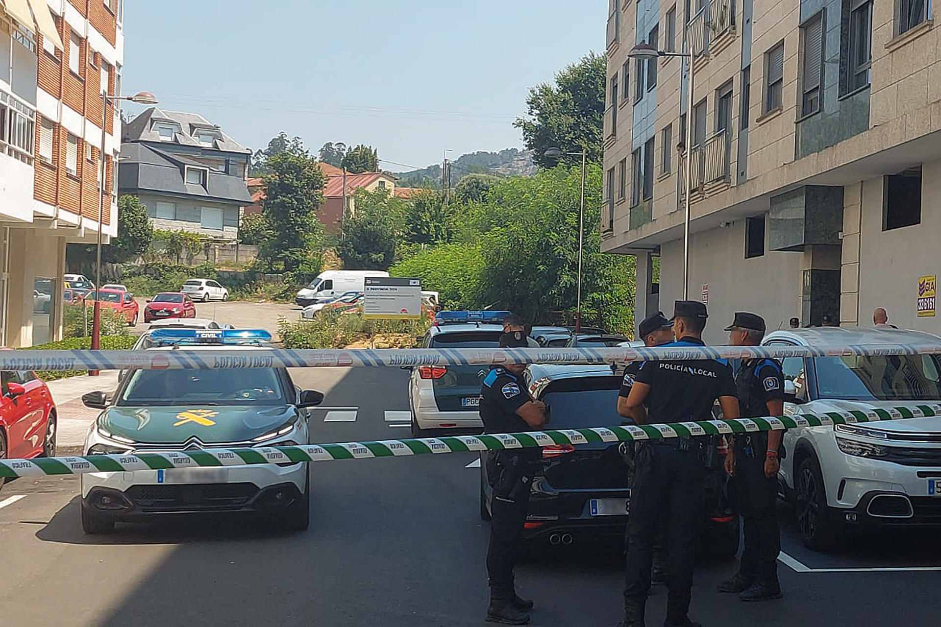 La Guardia Civil investiga la muerte violenta de una mujer de 53 años en O Porriño (Pontevedra), el segundo crimen que se registra esta semana en esa localidad tras el de una trabajadora social. EFE/ Salvador Sas