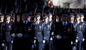 Fotografía de archivo de un desfile de miembros de la Fuerza Aérea de los Estados Unidos, en Nueva York (NY, EE.UU.). EFE/Jason Szenes
