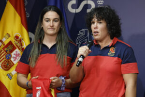Las jugadoras y cocapitanas Alba Vinuesa (i) y Laura Delgado (d) durante la rueda de prensa ofrecida, este lunes, por el entrenador nacional femenino de rugby, Juan González Marruecos, para anunciar la lista de las 32 jugadoras que representarán a España en el próximo Mundial. EFE/ Chema Moya