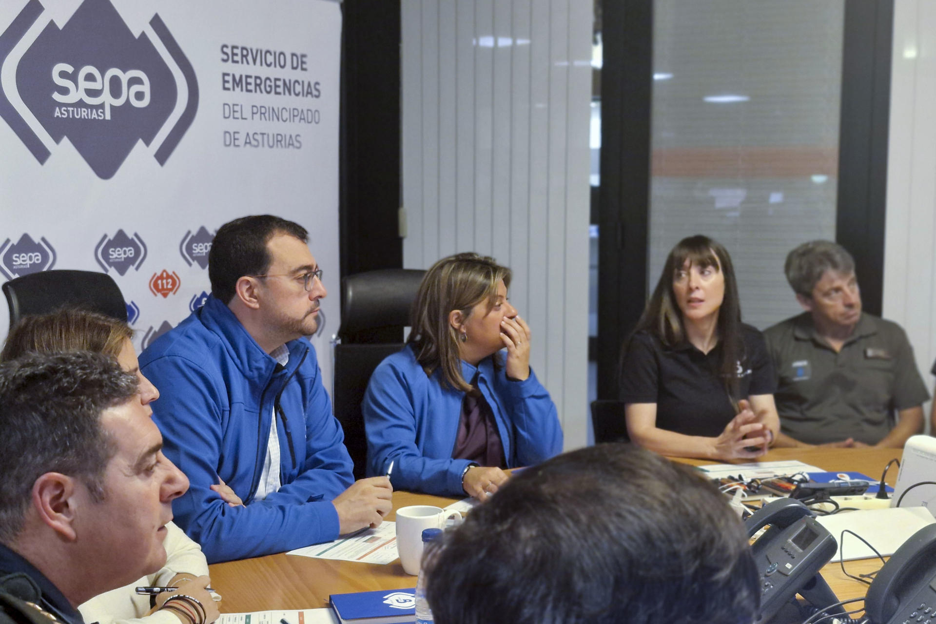 El presidente del Principado, Adrián Barbón (3i) en la reunión del Centro de Coordinación Operativa Integrado (Cecopi) este viernes en la sede del Servicio de Emergencias del Principado de Asturias. EFE/Paco Paredes