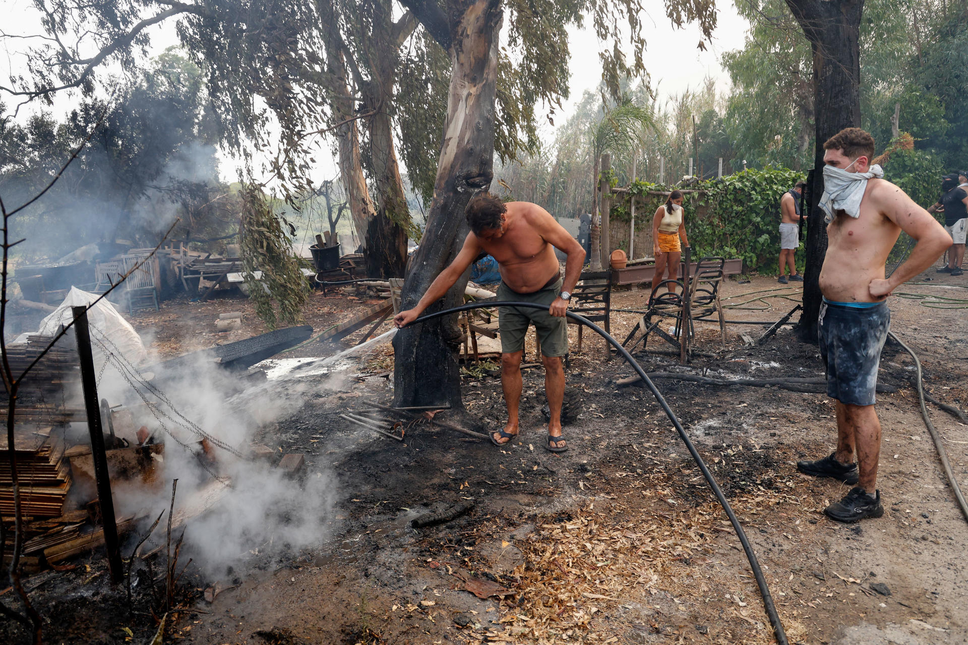 Un incendio forestal declarado en el paraje de La Peña, en Tarifa (Cádiz), ha provocado el corte de la N-340. EFE/A.Carrasco Ragel.