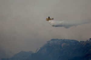 Imagen de un hidroavión actuando en el reciente incendio forestal de La Peña, en Tarifa (Cádiz). EFE/A.Carrasco Ragel.