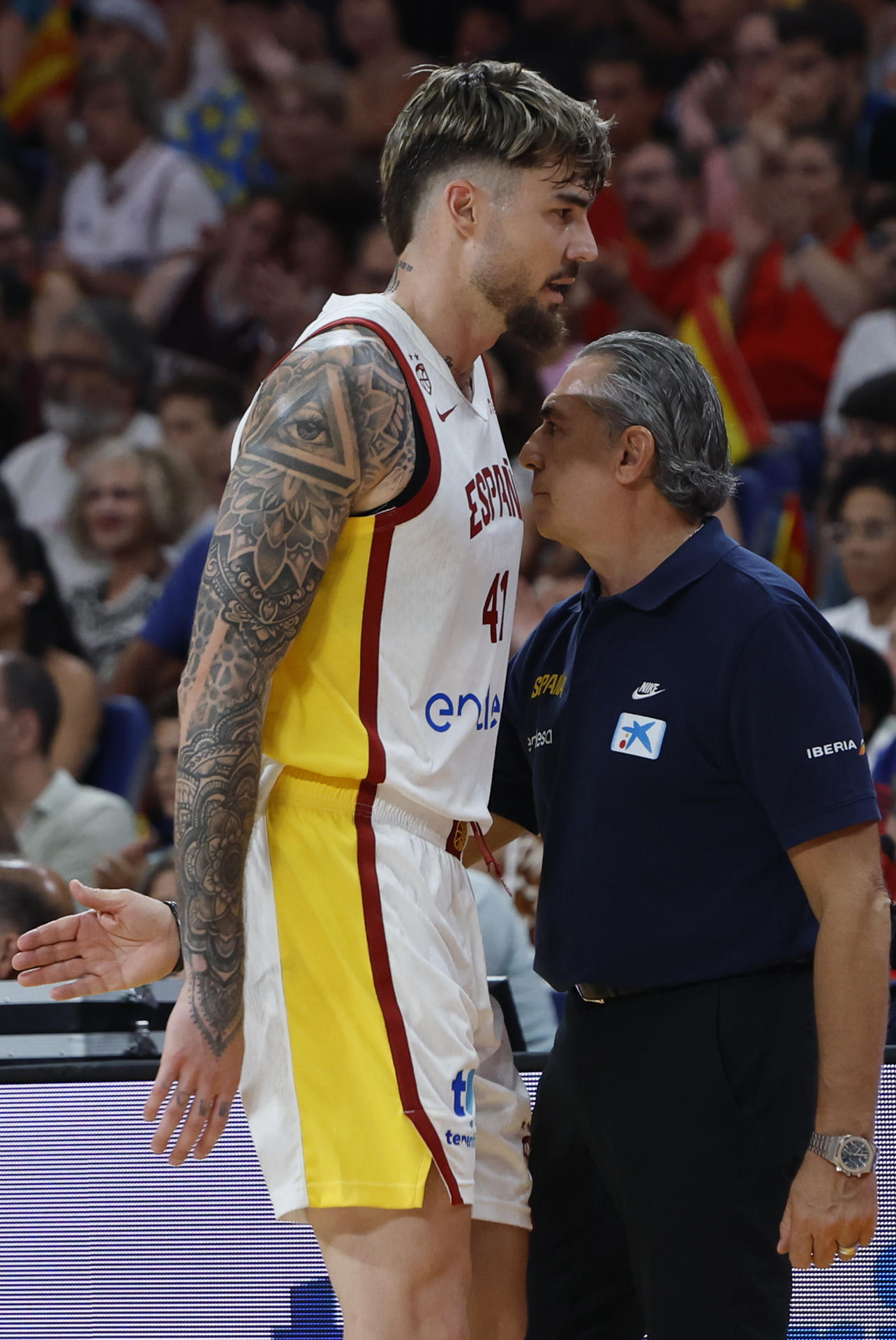 El ala-pívot Juancho Hernangómez (i) junto al entrenador de la selección española de baloncesto, Sergio Scariolo, durante el partido amistoso ante Alemania que disputaron el jueves en el Madrid Arena. EFE/Mariscal