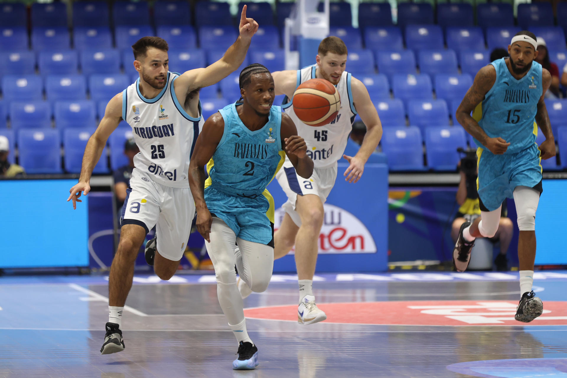 Santiago Vescovi (i), de Uruguay, disputa el balón con Domnick Bridgewater, de Bahamas, este martes en un partido de la FIBA AmeriCup 2025 en Managua (Nicaragua). EFE/ STR
