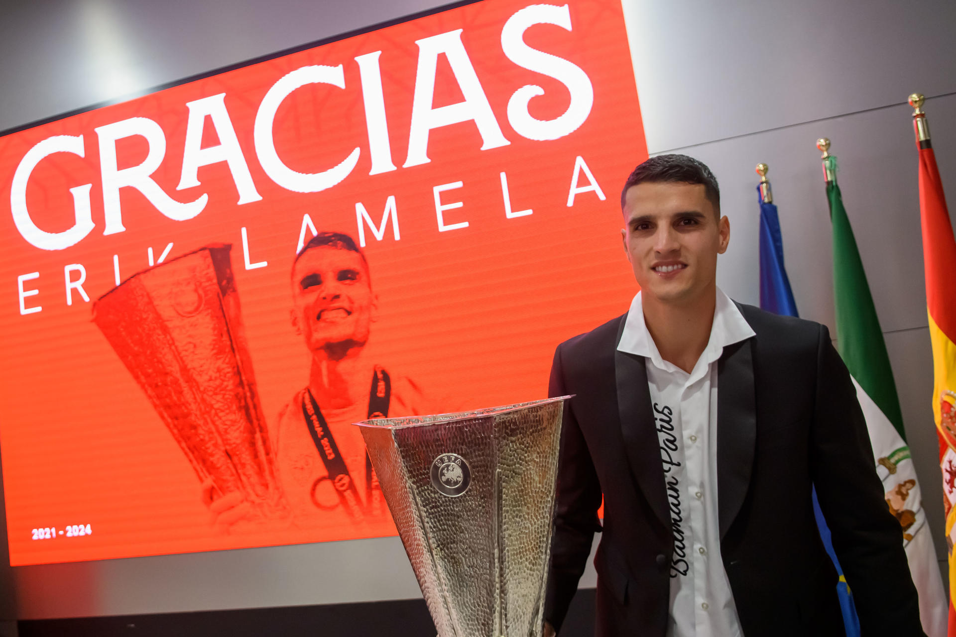 El delantero argentino Erik Lamela posa junto al trofeo de la Liga Europa durante su acto de despedida del Sevilla FC, el 28 de mayo de 2024. Foto de archivo de: Raúl Caro/EFE