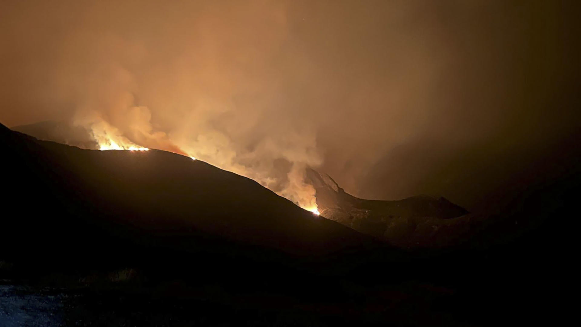 Fotografía cedida que muestra el incendio que afecta a la vertiente leonesa del Parque Nacional de Picos de Europa, tras su inicio en la noche de ayer, sábado, y que ha obligado a ordenar el desalojo de 8 poblaciones del Valle de Valdeón, aunque buena parte de los vecinos ha optado por no dejar sus viviendas, ante el temor de que la escasez de medios de extinción pueda conllevar que el fuego llegue a las casas. El alcalde pedáneo del Real Concejo de Valdeón, Felipe Campo, ha asegurado este domingo a EFE que los jóvenes del Valle de Valdeón, en el corazón de la vertiente leonesa del Parque Nacional de Picos de Europa, van a desoír la orden de desalojo de la Junta de Castilla y León por la cercanía del incendio surgido en Barniedo, que ha llegado a esa zona procedente de Cabrales (Asturias), ya que están tratando de defender sus casas. EFE/ Felipe Campo / ***SOLO USO EDITORIAL/SOLO DISPONIBLE PARA ILUSTRAR LA NOTICIA QUE ACOMPAÑA (CRÉDITO OBLIGATORIO)***