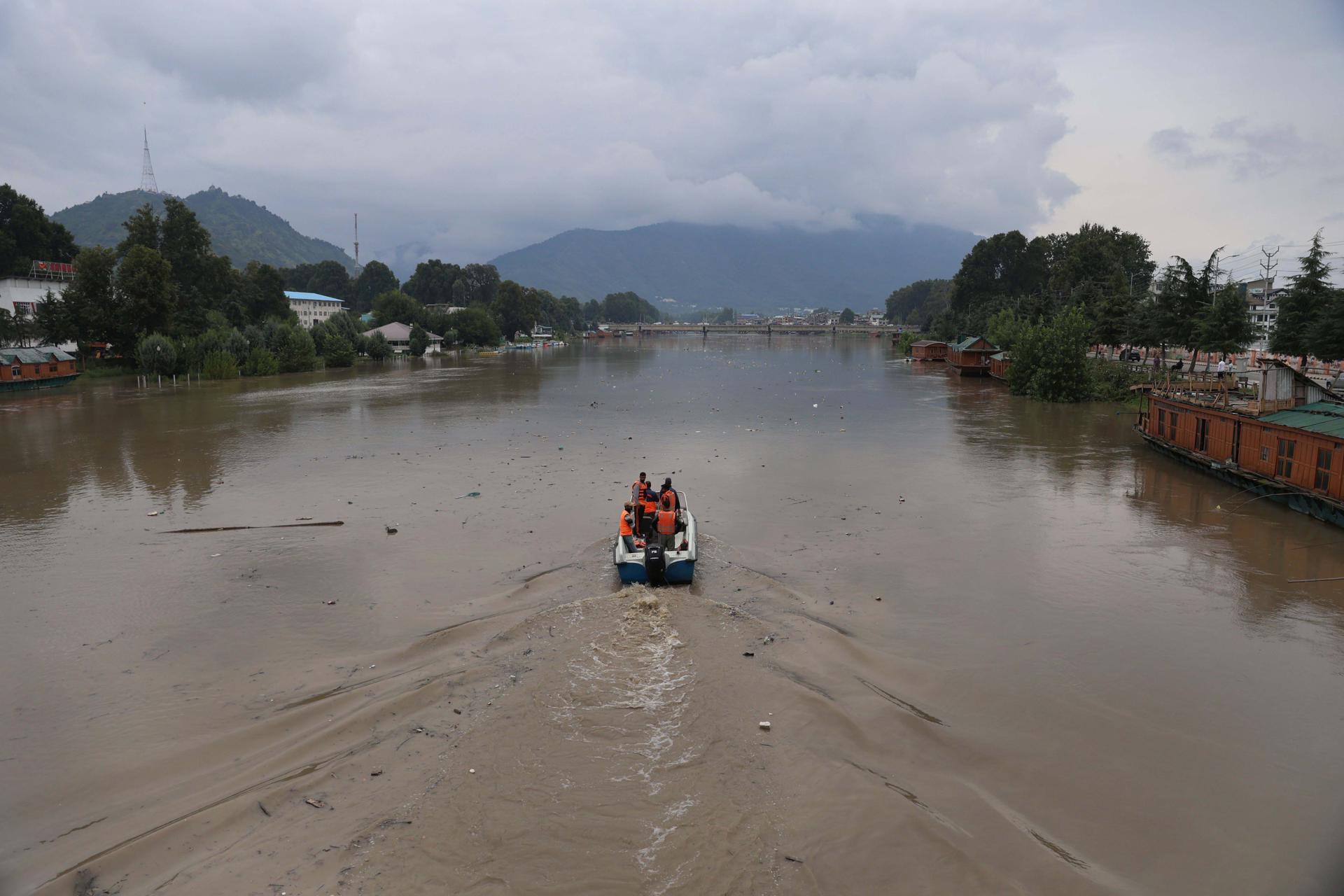 El nivel del río Jhelum crece a su paso por Srinagar, la India. EFE/EPA/FAROOQ KHAN