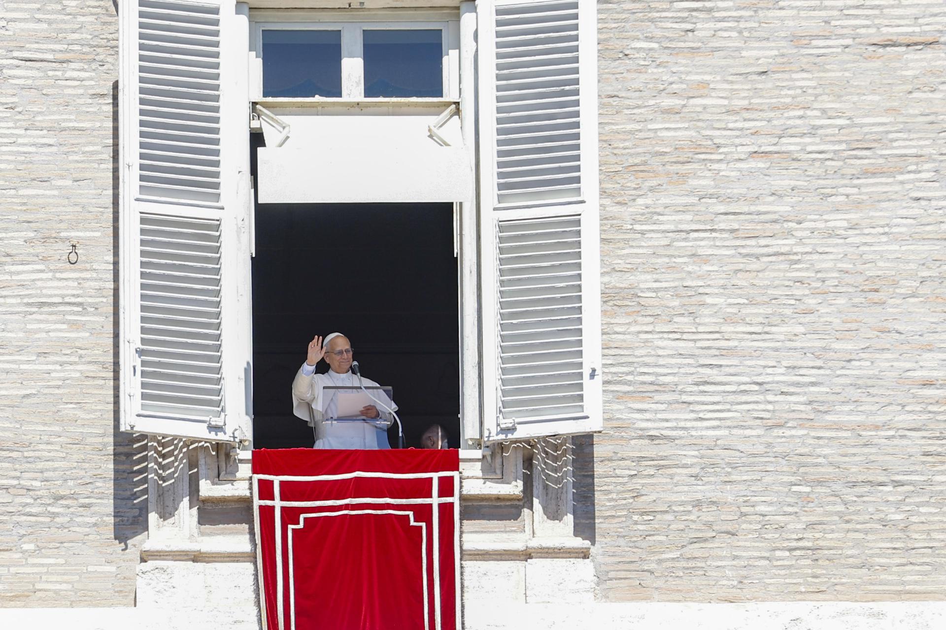 El papa León XIV encabeza la oración del Ángelus desde una ventana con vistas a la Plaza de San Pedro, en la Ciudad del Vaticano, el 31 de agosto de 2025.  EFE/EPA/FABIO FRUSTACI
