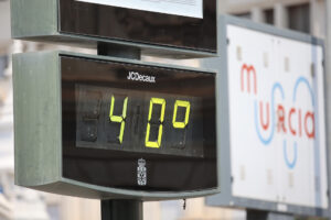 Vista de un termómetro que marca 40 grados este domingo, en Murcia. El Ayuntamiento activa un dispositivo especial de atención a las personas sin hogar ante la alerta roja por calor en Murcia desde media mañana y hasta las 21h. EFE/Juan Carlos Caval