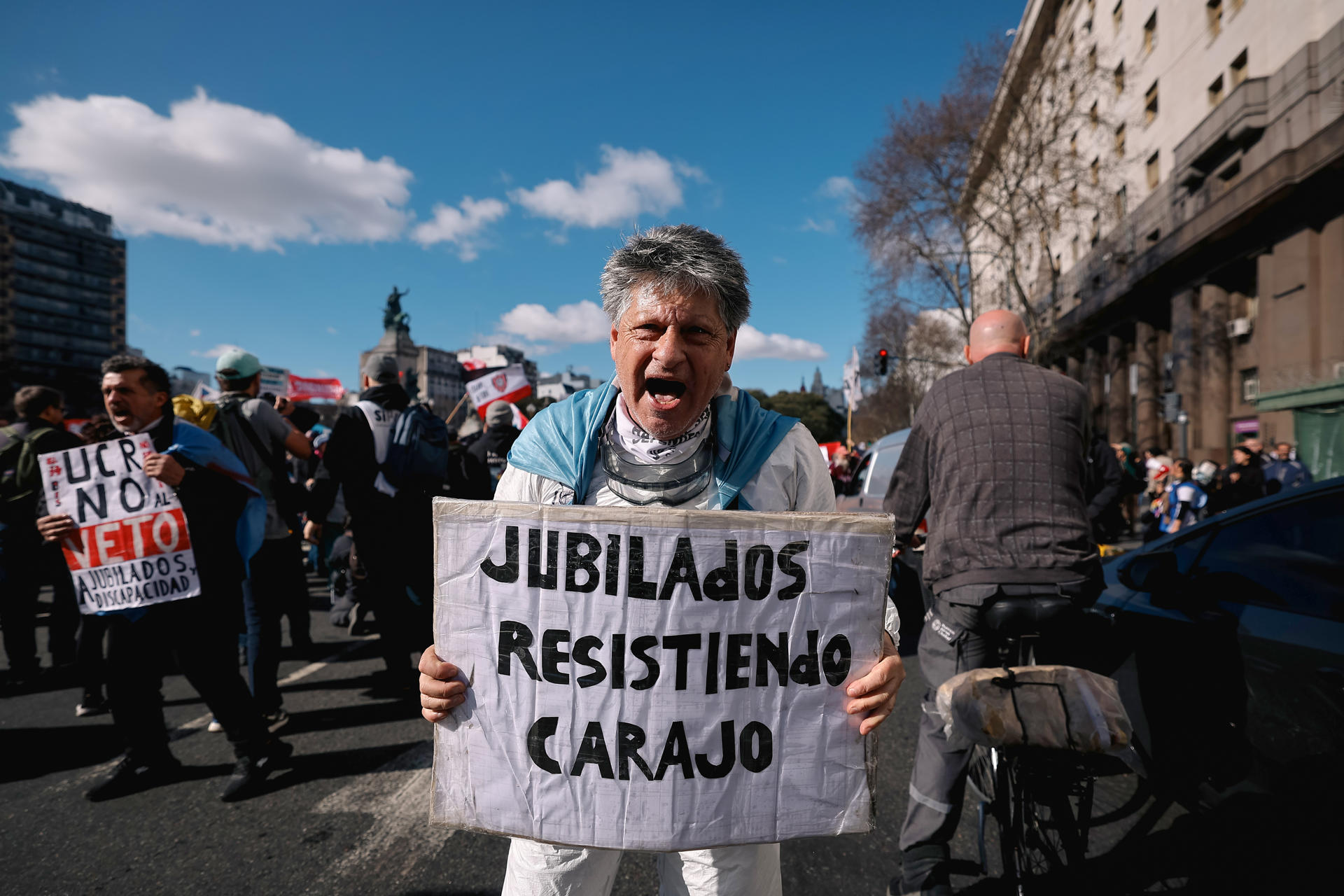 Una persona sostiene un cartel durante una manifestación este miércoles en Plaza Congreso, en Buenos Aires (Argentina). EFE/ Juan Ignacio Roncoroni
