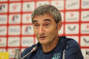 El entrenador del Athletic, Ernesto Valverde, durante la rueda de prensa este domingo previa al partido liguero del lunes ante el Rayo en San Mamés. EFE/Luis Tejido