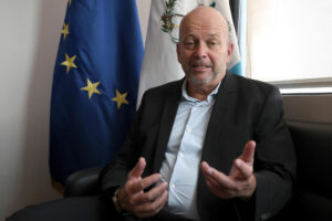 El embajador de la Unión Europea en Guatemala, Thomas Peyker, habla durante una entrevista con EFE el 14 de agosto de 2025, en Ciudad de Guatemala (Guatemala). EFE/ Mariano Macz