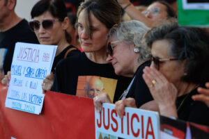 Imagen del pasado 29 de julio cuando la novena protesta contra el presidente de la Generalitat Valenciana, Carlos Mazón, por su gestión de la dana del 29 de octubre de 2024, se celebró en la localidad valenciana de Catarroja, la segunda con más fallecidos en las inundaciones. EFE/Kai Forsterling