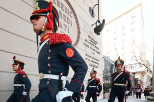 Integrantes del Regimiento de Granaderos a Caballo realiza un cambio de guardia este viernes, en la tumba del General San Martín en la Catedral de Buenos Aires (Argentina). EFE/ Juan Ignacio Roncoroni