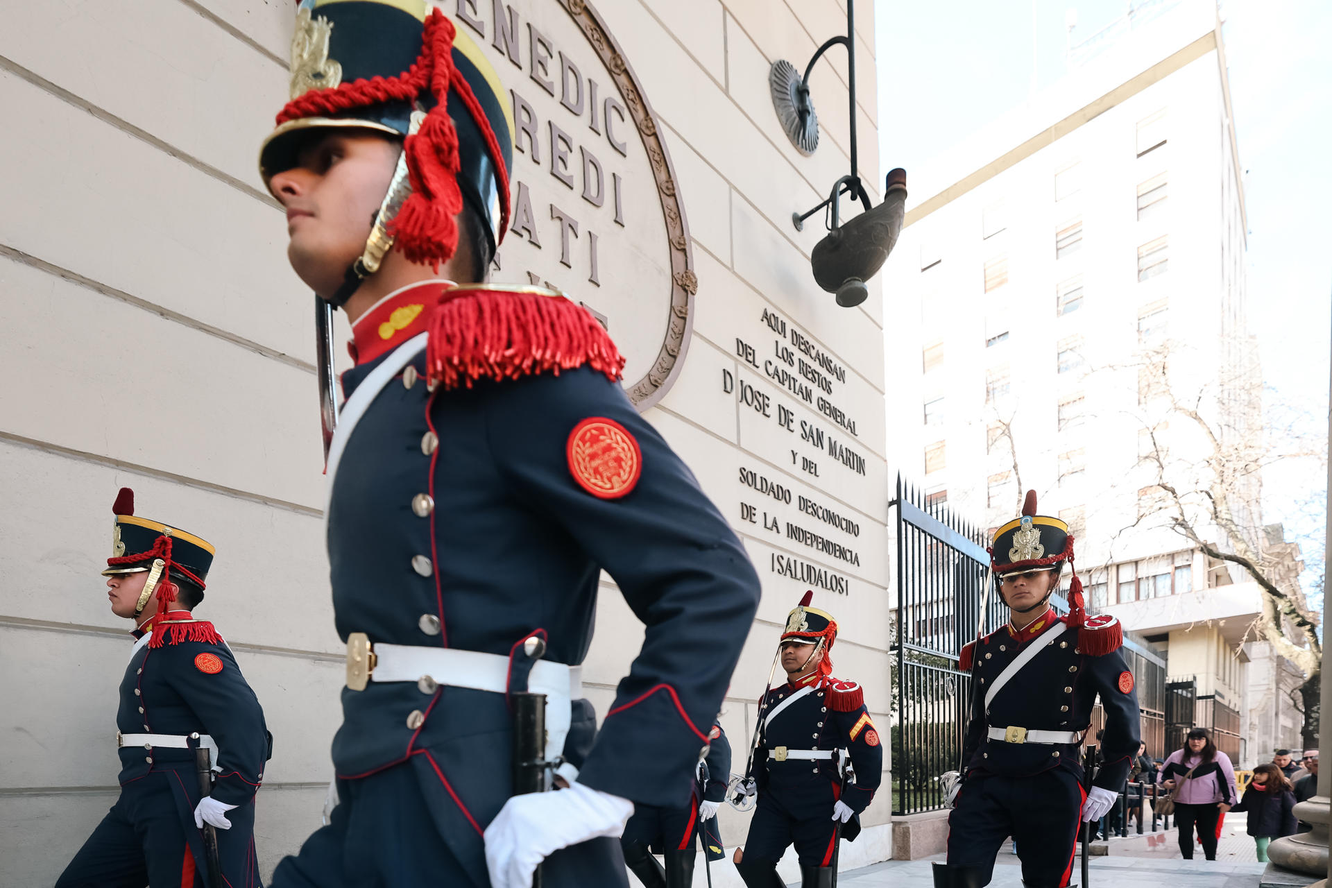 Integrantes del Regimiento de Granaderos a Caballo realiza un cambio de guardia este viernes, en la tumba del General San Martín en la Catedral de Buenos Aires (Argentina). EFE/ Juan Ignacio Roncoroni