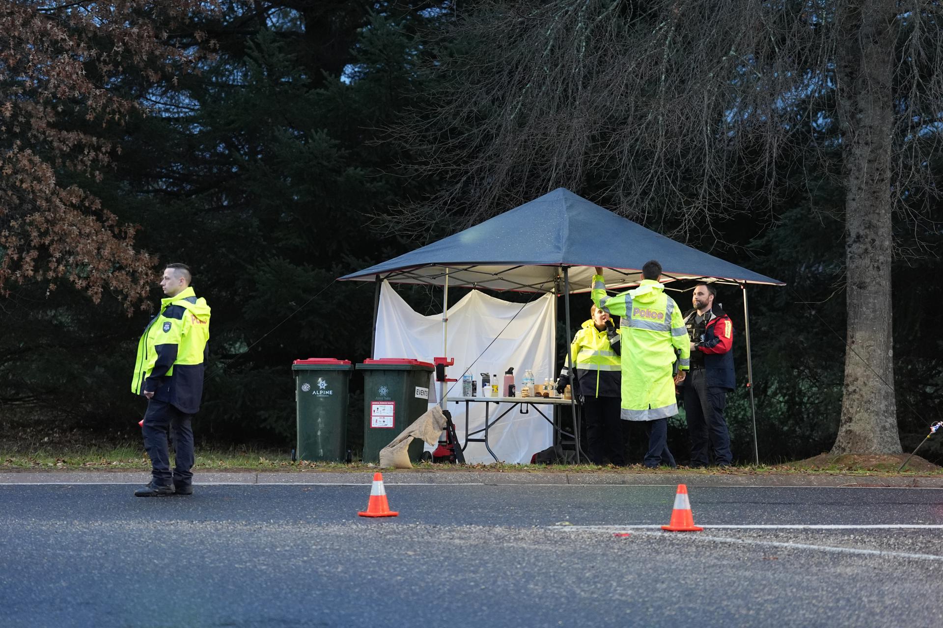 Porepunkah (Australia), 26/08/2025.- La Policía australiana patrulla la zona cercana al tiroteo en Porepunkah, en el estado de Victoria, que acabó con la vida de dos agentes e hirió a un tercero. EFE/EPA/SIMON DALLINGER NO ARCHIVING AUSTRALIA AND NEW ZEALAND OUT NO ARCHIVES