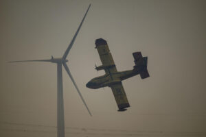 Una avioneta trabaja en la extinción del incendio forestal declarado ayer en Avión (Ourense), este lunes. EFE/Brais Lorenzo
