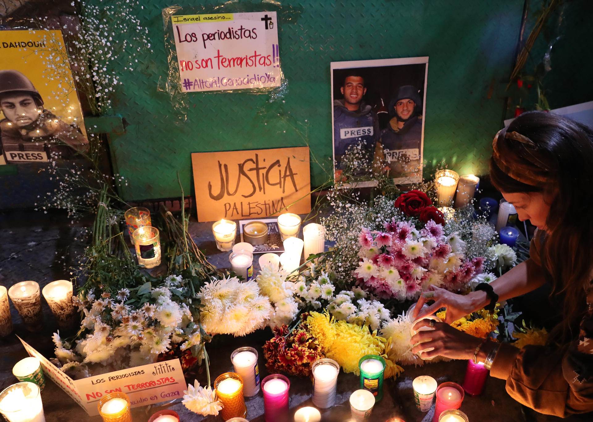 Una persona enciende una vela durante la vigilia por el asesinato de seis periodistas en la Franja de Gaza, este martes, en el monumento del Angel de la Independencia en Ciudad de México (México). EFE/ Mario Guzmán
