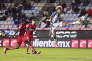 Jhonder Leonel Cadiz de Pachuca controla el balón este sábado en un partido del torneo apertura 2025 de la Liga MX entre Pachuca y Tijuana en el Estadio Hidalgo, en Pachuca (México). EFE/ David Martínez Pelcastre