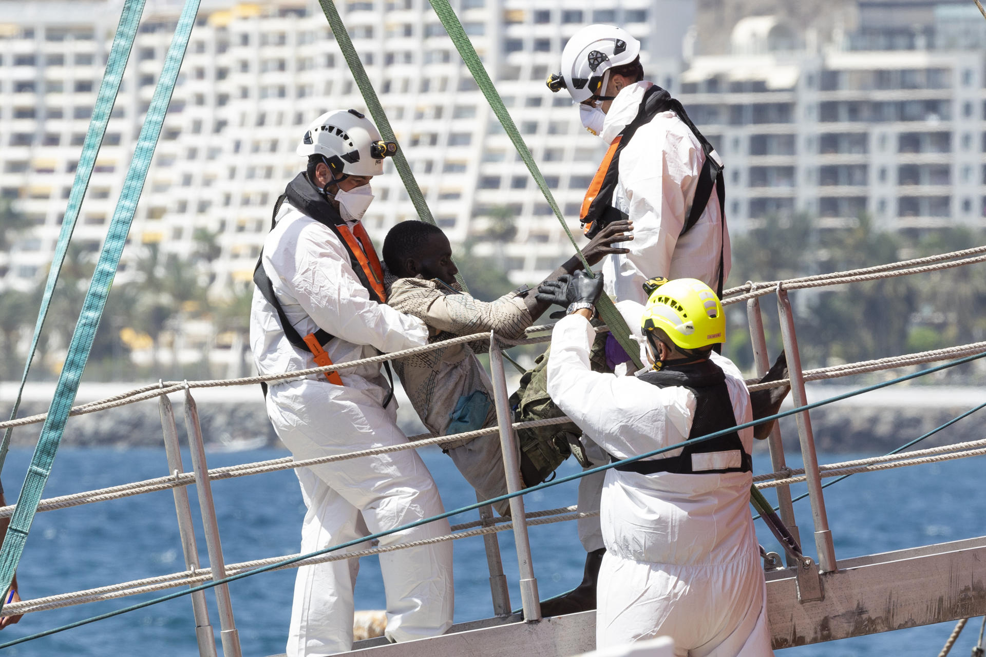 Salvamento Marítimo ha rescatado en la madrugada de este domingo a 236 personas, según el balance provisional, que iban a bordo de un cayuco avistado por un barco mercante a unos 429 kilómetros al sur de Gran Canaria. En la imagen, llegada al puerto de Puerto de Arguineguín. EFE/Quique Curbelo
