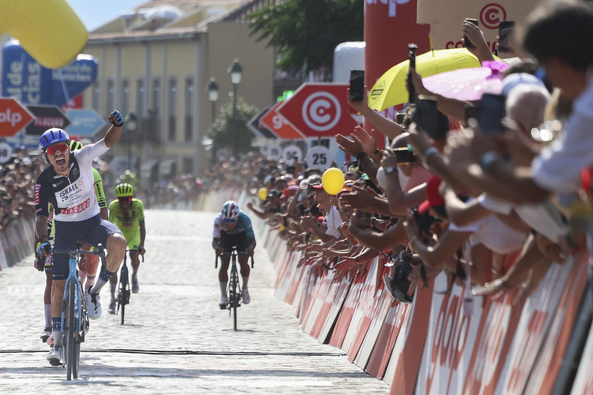 El español Pau Martí, del Israel Premier Tech Academy, venció este viernes en la segunda etapa de la Vuelta a Portugal, un triunfo que lo catapultó al liderato de la competición portuguesa. EFE/EPA/TIAGO PETINGA
