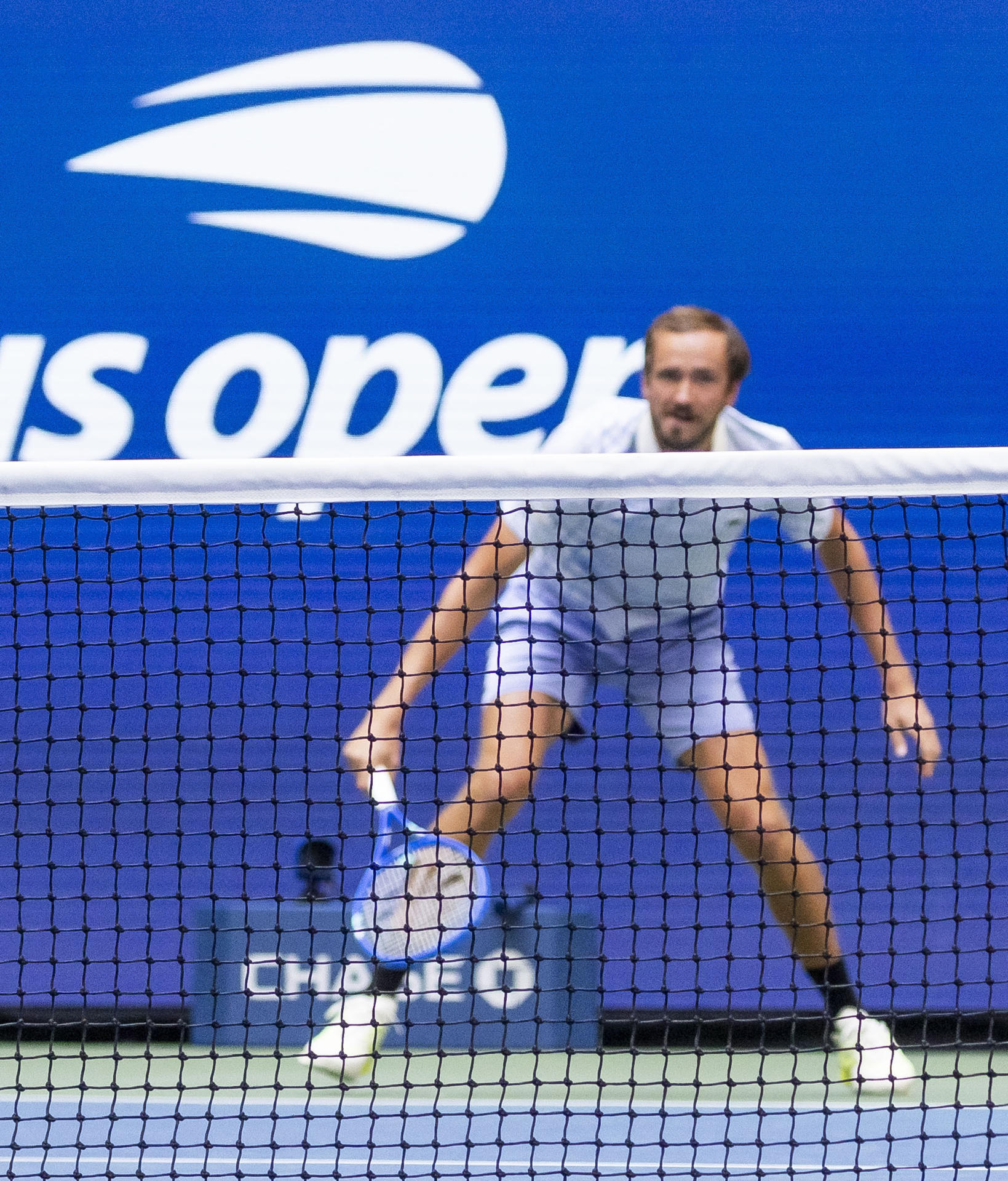 Fotografía tomada el 19 de agosto al ruso Daniil Medvedev, quien fue multado este miércoles con 42.500 dólares por su mañl comportamiento durante su partido de primera ronda del Abierto de Estados Unidos en el que fue eliminado por el francés Benjamin Bonzi.
FLUSHING MEADOWS (United States), 19/08/2025.- Mirra Andreeva (R) of Russia ducks as teammate Daniil Medvedev (L) of Russia serves to Novak Djokovic and Olga Danilovic of Serbia in their mixed doubles match during the US Open Tennis Championships at the USTA Billie Jean King National Tennis Center in Flushing Meadows, New York, USA, 19 August 2025. (Tenis, Rusia, Nueva York) EFE/EPA/JUSTIN LANE