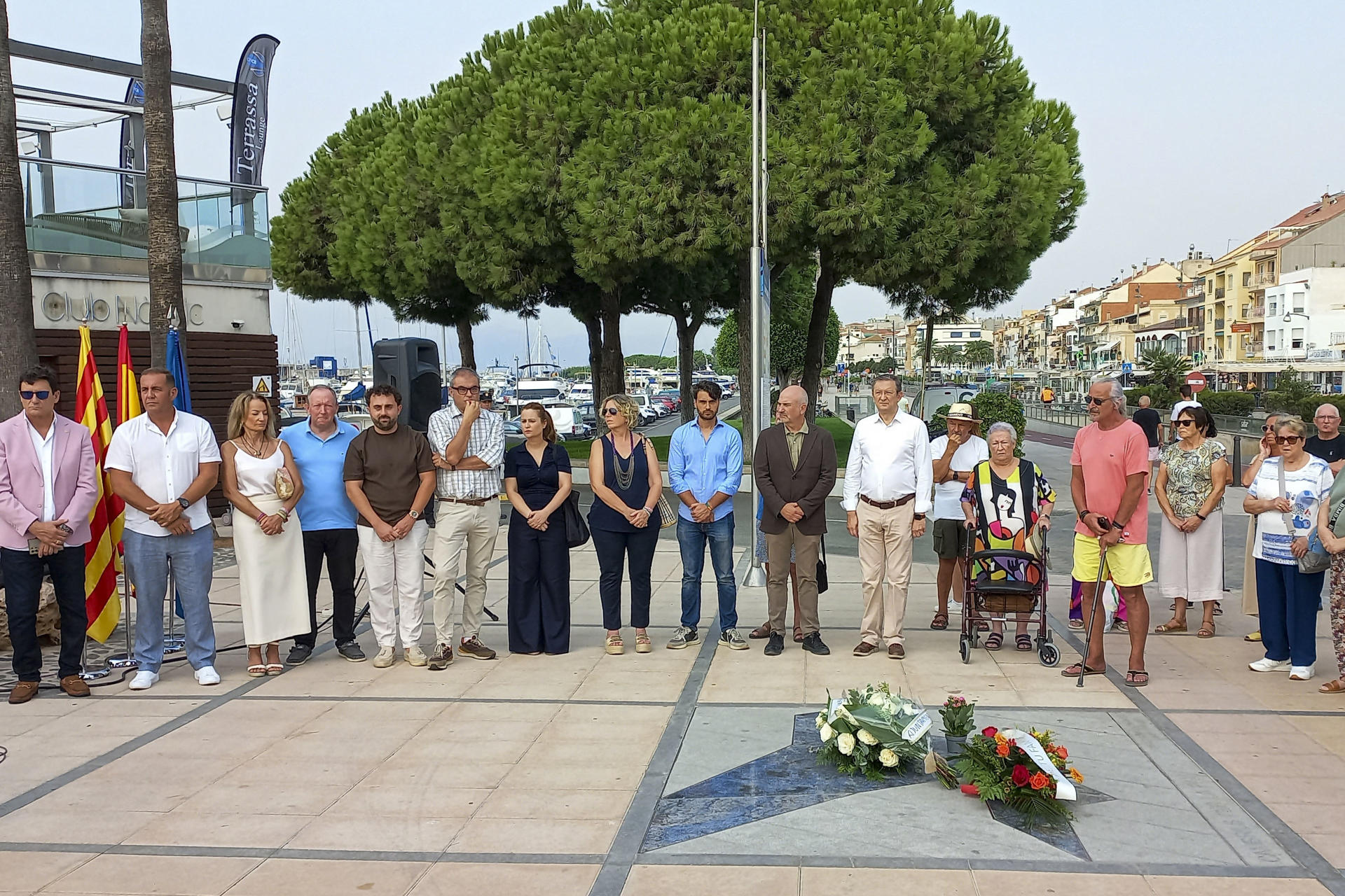 Cambrils (Tarragona) ha rendido homenaje este lunes a las víctimas de los atentados yihadistas de 2017, en los que murió una mujer zaragozana de 67 años que estaba de vacaciones con su familia en este municipio costero.EFE/ Javier Díaz

