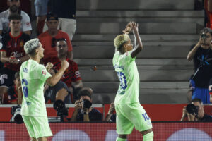 El delantero del FC Barcelona Lamine Yamal (d) celebra un gol con su compañero Gavi durante el partido de este sábado frente al Mallorca. EFE/ Cati Cladera