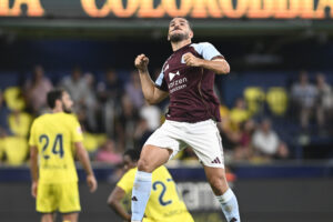 El centrocampista argentino del Aston Villa Emiliano Buendía celebra su gol durante el partido del Trofeo de la Cerámica que Villarreal CF y Aston Villa juegan este domingo en el estadio de La Cerámica, en Villarreal. EFE/Andreu Esteban
