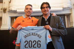 Iago Aspas, durante la rueda de prensa tras su renovación con el Celta hasta 2026, acompañado del director deportivo Marco Garcés, el pasado 2 de enreo. EFE / Salvador Sas