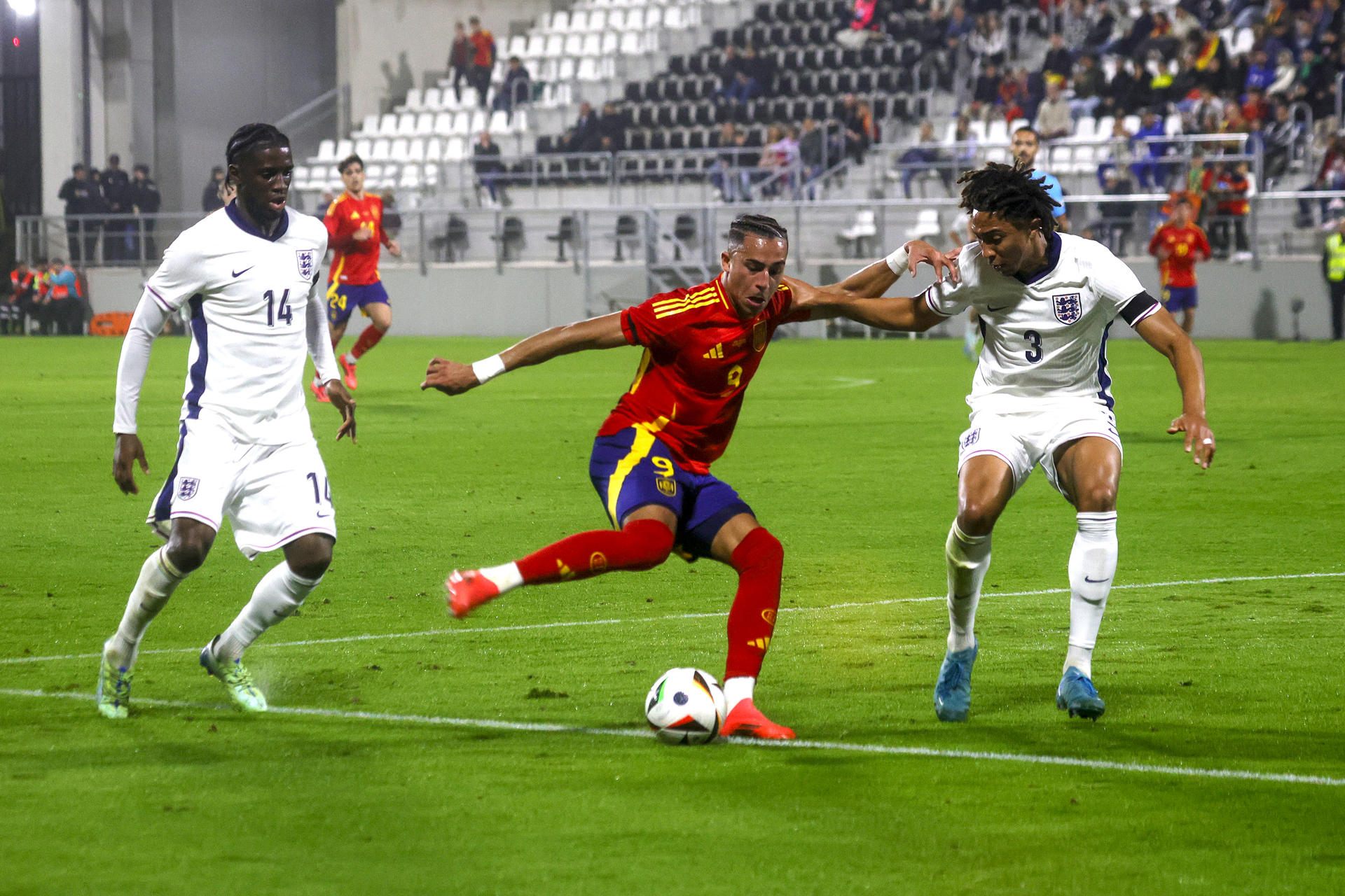 Fotografía de A.Carrasco Ragel, en la que puede verse en una imagen del 15 de noviembre de 2024 al internacional español sub-21 Mateo Joseph (c) durante un partido. EFE