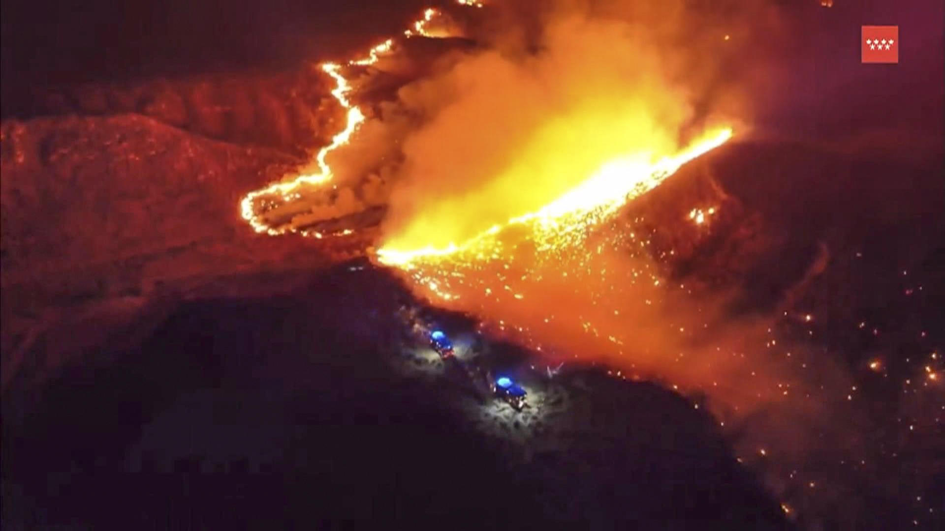 Captura de vídeo de Emergencias Madrid del incendio forestal declarado en la madrugada de esta madrugada en Aranjuez y que ha obligado a desalojar a unos 40 vecinos de la urbanización Valdelascasas. Emergencias Madrid espera que el incendio forestal quede controlado a lo largo de la mañana de este sábado. EFE/ Emergencias Madrid