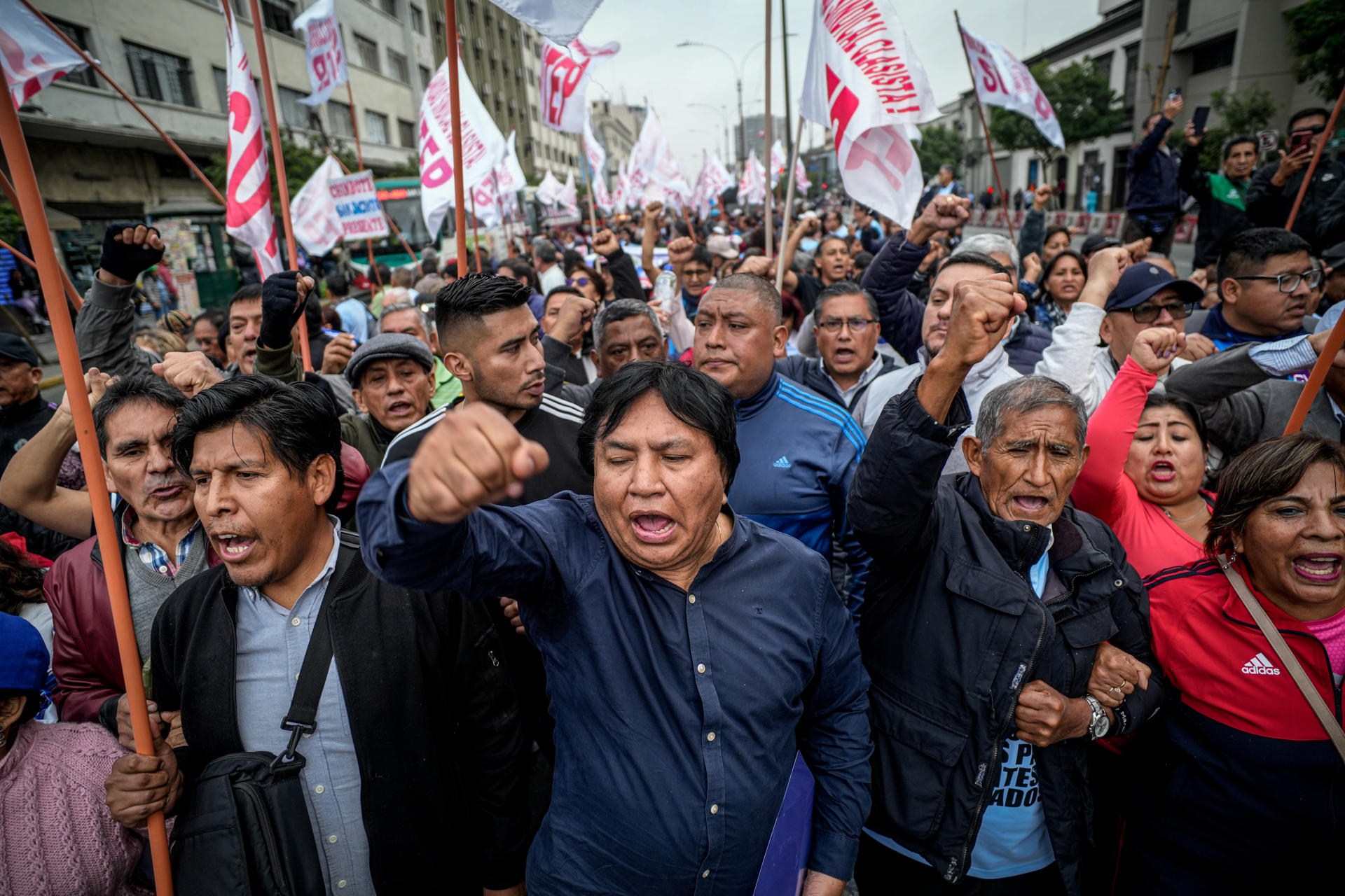 El líder dirigente del Sindicato Unitario de Trabajadores de la Educación (Sutep), Lucio Castro (c), marcha hacia el Congreso para exigir pensiones dignas, este 20 de agosto de 2025, en Lima (Perú). EFE/ John Reyes Mejia
