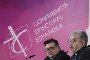 El presidente de la Conferencia Episcopal Española, Luis Argüello, durante la rueda de prensa ofrecida junto al secretario de la Subcomisión para la Juventud y la Infancia, Raúl Tinajero (i), en una imagen de archivo. EFE/J.J. Guillén