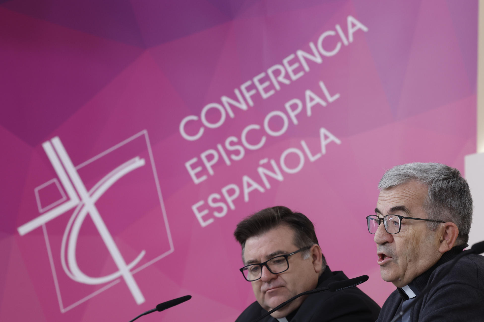 El presidente de la Conferencia Episcopal Española, Luis Argüello, durante la rueda de prensa ofrecida junto al secretario de la Subcomisión para la Juventud y la Infancia, Raúl Tinajero (i), en una imagen de archivo. EFE/J.J. Guillén
