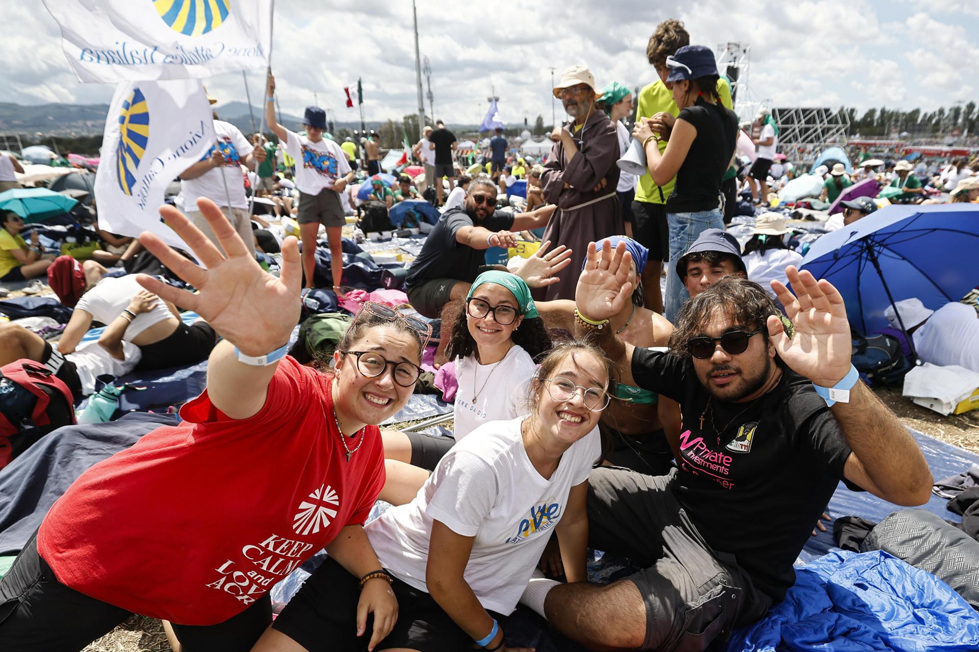 Los fieles se reúnen para una vigilia de oración presidida por el Papa León XIV por el Jubileo de la Juventud, en Tor Vergata, Roma, Italia, 02 de agosto de 2025. (Papa, Italia, Roma) EFE/EPA/ANGELO CARCONI