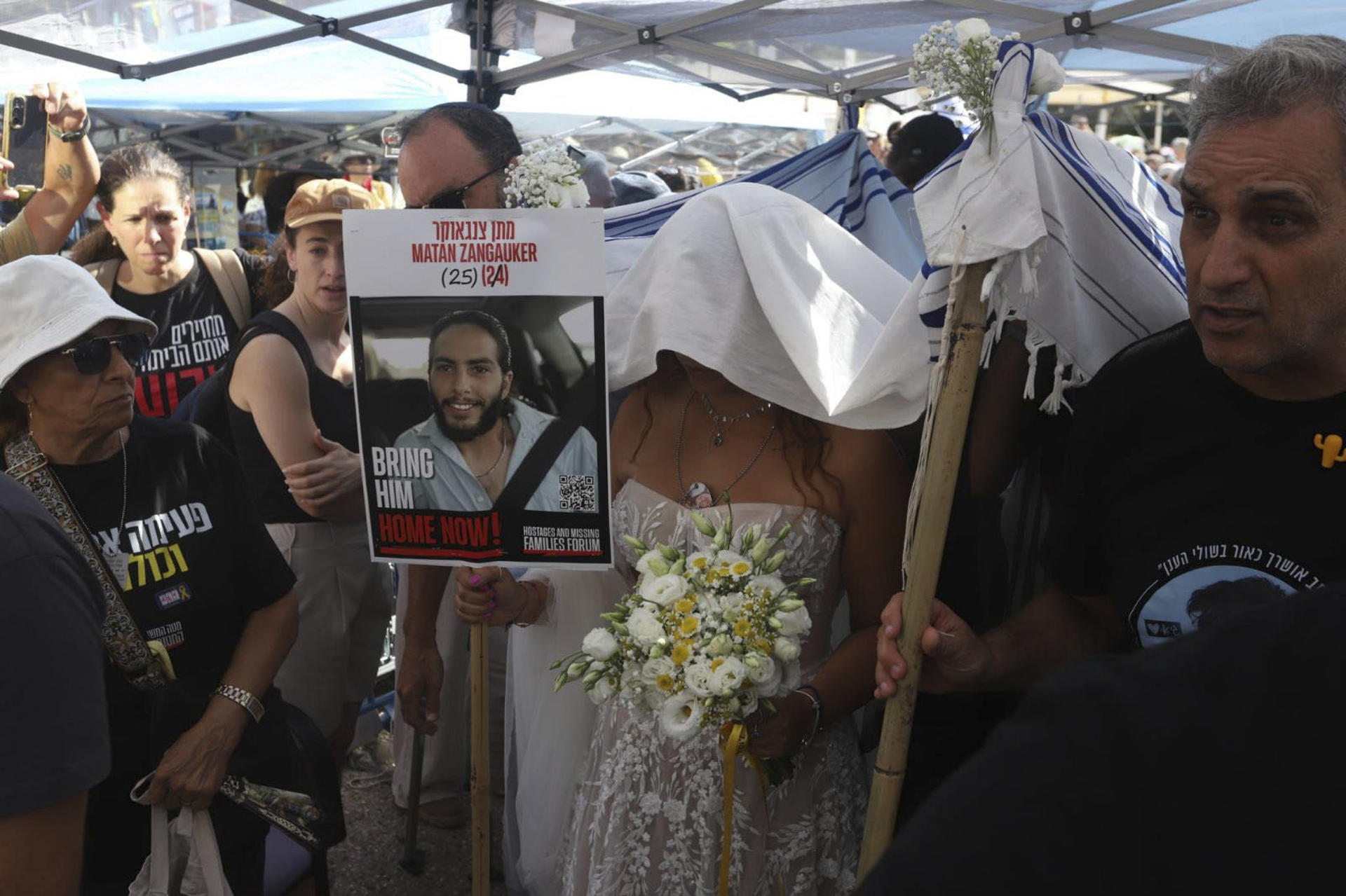 La exrehén israelí y mexicana Ilana Gritzewsky, liberada durante la tregua de noviembre de 2023, celebra este domingo una boda simbólica en la ya denominada como Plaza de los Rehenes en Tel Aviv, con su pareja, Matan Zangauker, quien aún continúa cautivo en la franja de Gaza. EFE/ Foro de familias de los Rehenes SÓLO USO EDITORIAL / SÓLO DISPONIBLE PARA ILUSTRAR LA NOTICIA QUE ACOMPAÑA (CRÉDITO OBLIGATORIO)