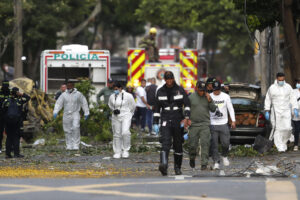 Integrantes de la Policía Nacional inspeccionan la zona del atentado tras una explosión en inmediaciones de la Escuela Militar de Aviación Marco Fidel Suárez este jueves, en Cali (Colombia). . EFE/ Ernesto Guzmán Jr
