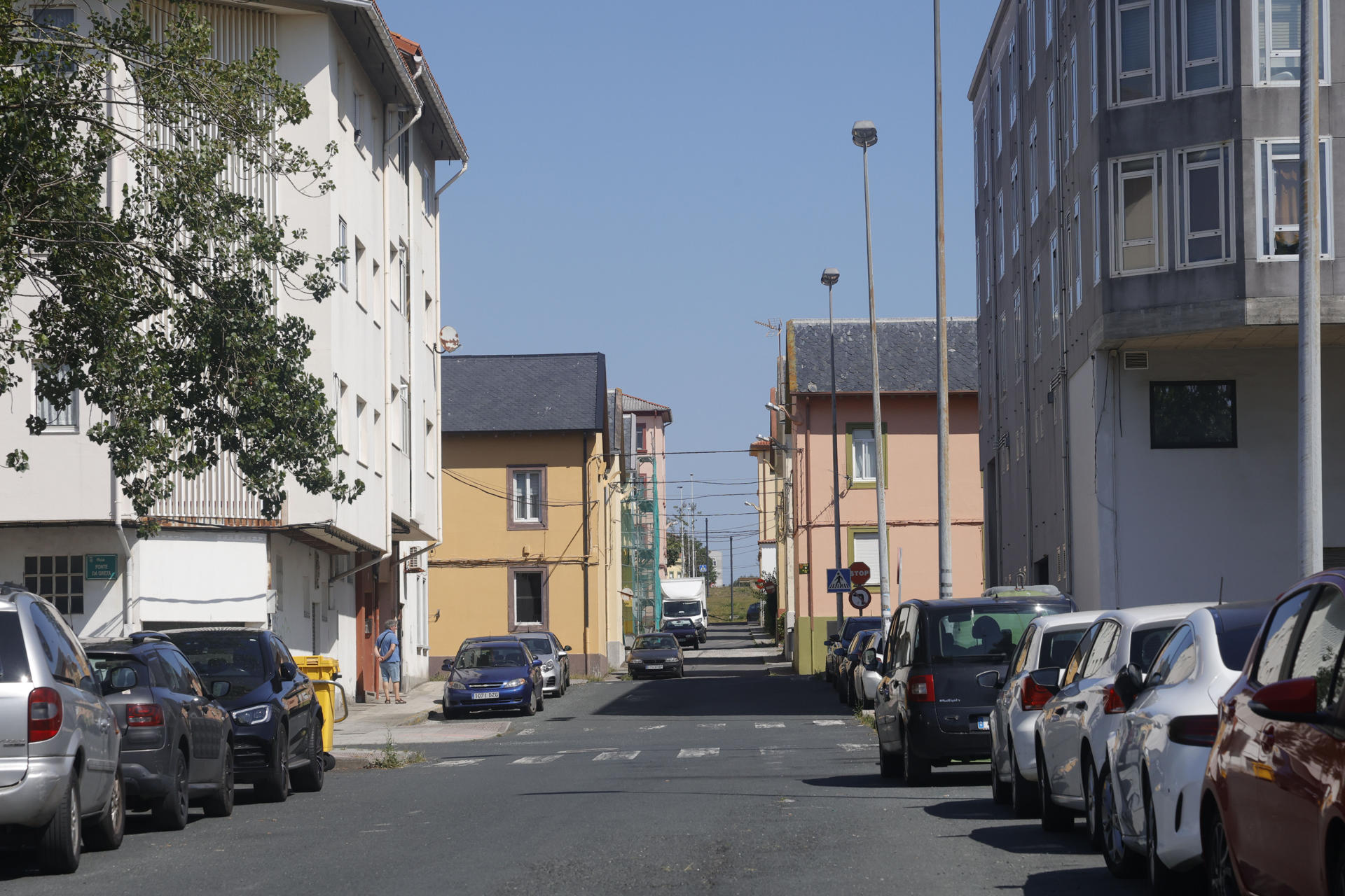 Un hombre ha sido detenido en Ferrol este sábado tras haber efectuado disparos al aire y llevarse a su hijo menor de edad después de una discusión de pareja. Según informan fuentes municipales, los hechos se registraron hacia las 06:30 horas de la madrugada en la travesía Bazán. Ambos fueron posteriormente localizados en otro domicilio del que el padre salió de forma voluntaria para proceder a su detención por parte de la Policía local. EFE/ Kiko Delgado