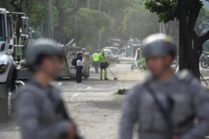 Personal de aseo recoge escombros en una calle cercana a la Escuela Militar de Aviación Marco Fidel Suárez este viernes, en Cali (Colombia). EFE/ Ernesto Guzmán