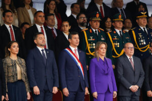 De izquierda a derecha la diputada, Fabiana Souto; el vicepresidente de Paraguay, Pedro Alliana; el presidente de Paraguay, Santiago Peña; la primera dama, Leticia Ocampos, y el presidente de la Corte Suprema de Justicia, César Dieselen, asisten a la conmemoración de los 488 años de fundación de Asunción este viernes, en Asunción (Paraguay). EFE/ Juan Pablo Pino